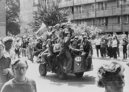 Robotnicy strajkujący na ulicach Radomia zmierzający w kierunku budynku Komitetu Wojewódzkiego PZPR.25 czerwca 1976 r. Foto: NN / zbiory Ośrodka KARTA